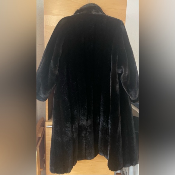 Gorgeous vintage Hillmoor faux fur coat. In excellent condition. - Picture 9 of 10
